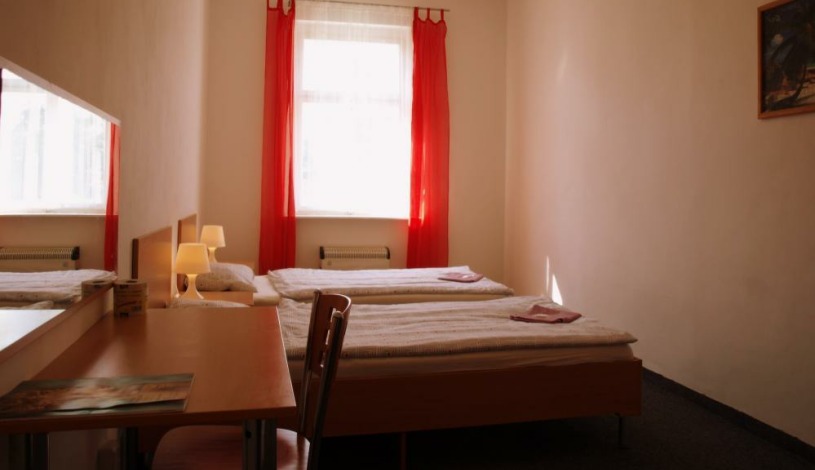 Penzion Village Karlovy Vary - Dvoulůžkový pokoj se společnou koupelnou